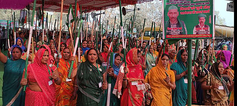 औने-पौने दाम पर जमीन अधिग्रहण करने और वाजिब मुआवजे की मांग को लेकर धरने पर महिला किसान.