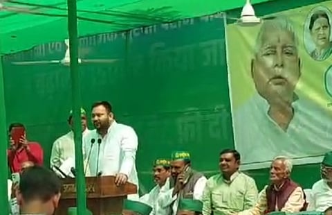 आरक्षण की मांग को लेकर राजद कार्यकर्ताओं के साथ धरने पर बैठे तेजस्वी यादव, पढ़िए पूरी खबर 
