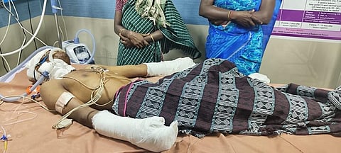 देवेंद्र राज के सिर पर छह जगह गहरे चीरे लगाए गए हैं, उसकी खोपड़ी तक को नुकसान पहुंचा है। इसके अलावा, उसकी पीठ पर भी कई जगह चोट के निशान हैं। 