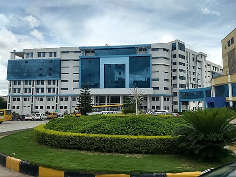 जांच में पाया गया कि अस्पताल द्वारा मुख्यमंत्री आयुष्मान आरोग्य योजना में पोर्टल पर क्वेरी जनरेट करने के बाद जवाब सबमिट करने में देरी की गई।