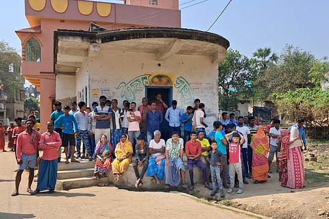 मंदिर के बाहर ग्रामीण। 