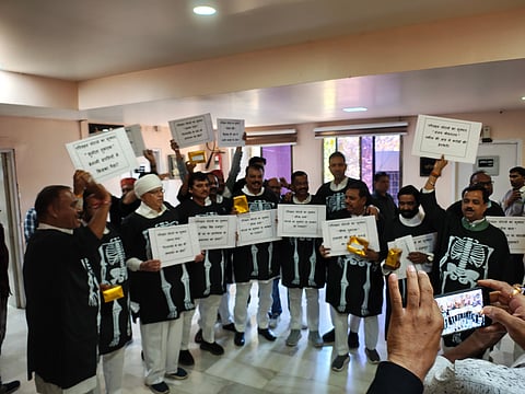 एप्रन पहनकर और हाथों में प्रतीकात्मक सोने की ईंटें लेकर विधानसभा पहुंचे कांग्रेस विधायक.