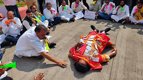 MP: कुंभकर्णीय नींद में सोई सरकार को जगाने कांग्रेस विधायकों ने किया अनोखा प्रदर्शन!