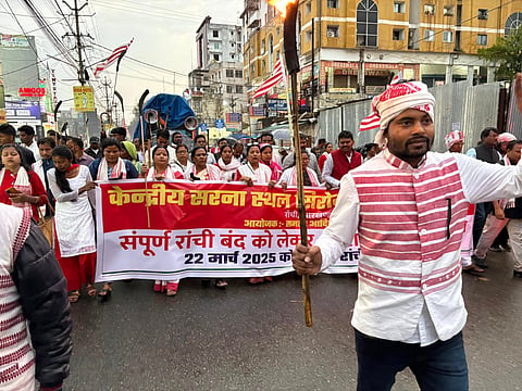 जगह-जगह टायर जलाकर और सड़कों पर बल्लियां लगाकर वाहनों को रोका गया। 