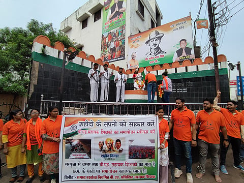 रविवार को शहीद दिवस पर आंदोलनरत शिक्षकों ने रायपुर में रैली निकाली. 