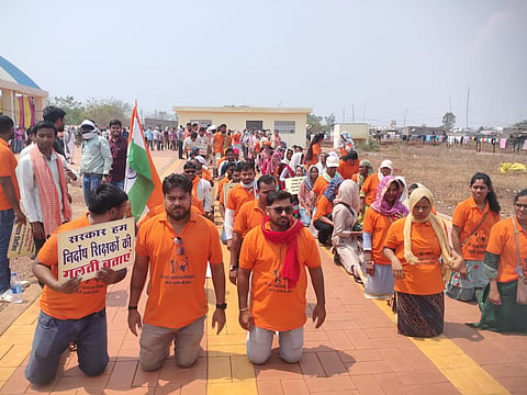 छत्तीसगढ़ विधानसभा की रजत जयंती के उपलक्ष्य में  राष्ट्रपति जनता को संबोधित कर रही थी, वहीं दूसरी ओर सेवा सुरक्षा की मांग को लेकर बर्खास्त आदिवासी बी.एड. प्रशिक्षित सहायक शिक्षक एवं शिक्षिकाएं घुटनों के बल चलकर न्याय की गुहार लगा रहे थे। 