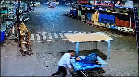  गर्भवती महिला को पति ठेले गाड़ी पर अस्पताल ले जा रहा था, तो रास्ते में ही उसकी डिलीवरी हो गई और नवजात की मौत हो गई। 

