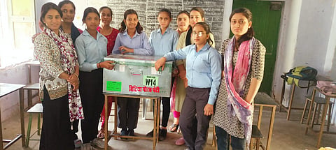 कभी प्रतियोगी परीक्षाओं में इस्तेमाल होने वाली पेटियां जो कबाड़ के दामों पर नीलाम हो जाया करती थीं, अब 'बिटिया गौरव पेटी' बनकर स्कूलों में छात्राओं की जिंदगी संवार रही हैं। यह पहल न सिर्फ संसाधनों के बेहतर उपयोग की मिसाल है, बल्कि बेटियों के सम्मान और उनकी जरूरतों को प्राथमिकता देने का संदेश भी दे रही है।