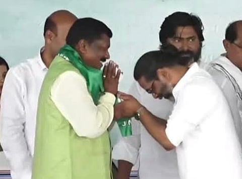 पूर्व प्रदेश अध्यक्ष ताला मरांडी ने पार्टी से इस्तीफा देने के बाद शुक्रवार को झारखंड मुक्ति मोर्चा का दामन थाम लिया।