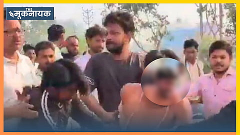 वायरल वीडियो में दिख रहा है कि भीड़ ने युवकों को सड़क पर निर्वस्त्र कर लाठी-डंडों से पीटा।