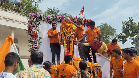 अम्बेडकर जयति पर बाबा साहेब की प्रतिमा पर माल्यार्पण करते हुए सहायक शिक्षक 