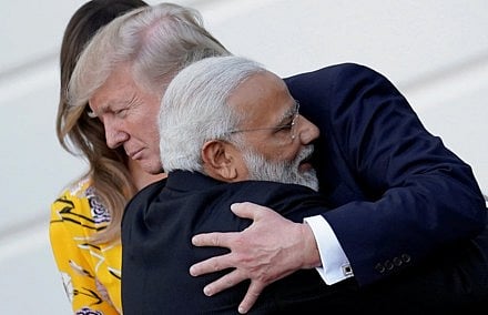 केरल कांग्रेस ने पोस्ट में लिखा- सिर्फ गले मिलना, फोटो खिंचवाना और सोशल मीडिया पर वीडियो बनाना कोई कूटनीतिक सफलता नहीं है।
