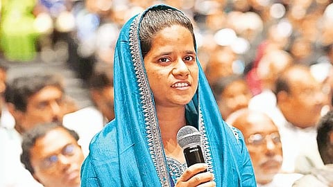 धरक्षा परवीन IGNOU से डिग्री कोर्स के साथ-साथ घर में टेलरिंग का काम भी करती हैं। 