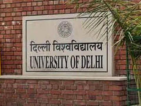 इस मुद्दे को सबसे पहले डेमोक्रेटिक टीचर्स फ्रंट (DTF) की सचिव प्रोफेसर आभा देव हबीब ने उठाया, जिन्होंने इस स्थिति की कड़ी निंदा करते हुए इसे इस्लामोफोबिक और सांप्रदायिक मानसिकता का उदाहरण बताया।