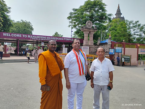 अधिवक्ता आनंद जोंधले (सेन्टर) ने स्थानीय बौद्ध रिसर्च टीम की मदद से साक्ष्य संकलित किए.