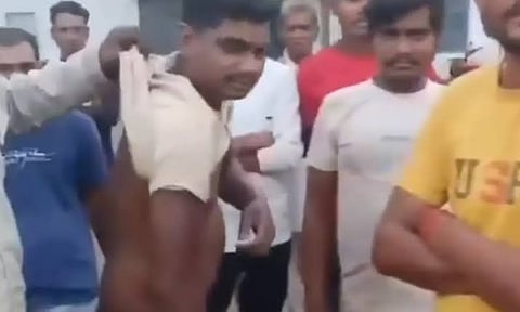 छिंदवाड़ा में आदिवासी युवक से मारपीट, आरोपियों पर पेशाब पिलाने का आरोप