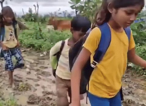 स्कूली छात्रा ने खराब सड़क की बनाई रील