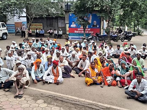 कलेक्टर कर्यालय के सामने आदिवासियों का प्रदर्शन 