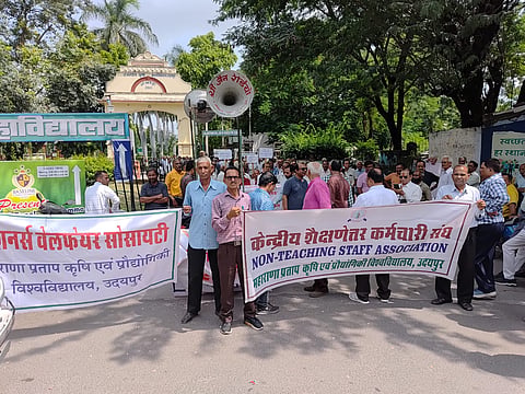उदयपुर में पेंशनर्स द्वारा निकली गयी रैली 