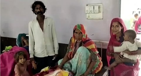 रेखा (बीच में) के पति कावरा कलबेलिया कबाड़ी है और 20 प्रतिशत ब्याज पर साहूकारों से उधार लेकर परिवार चलाने को मजबूर है। 