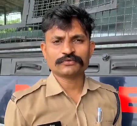 मामला खरगोन का है जहां आदिवासी समुदाय के राहुल चौहान जो कि आरआई सौरभ के बंगले पर पदस्थ था और  कुत्ता गुम होने की वजह से उसके साथ बेल्ट से मारपीट कर जातिसूचक गालियां दी गई