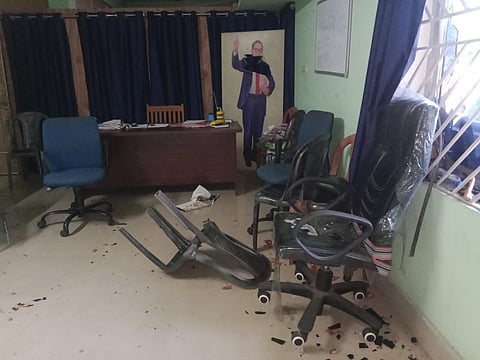 हमलावरों ने कार्यालय में तोड़फोड़ की, फर्नीचर और अन्य सामान को नष्ट किया, अभद्र भाषा का उपयोग किया, और जान से मारने की धमकी दी। 