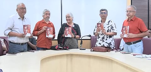 "दलित मुक्ति से वर्ग संघर्ष तक: कॉमरेड आरबी मोरे का जीवन" किताब का लोकार्पण करते अतिथि 