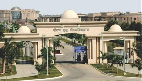 उच्च न्यायालय ने गौतम बुद्ध विश्वविद्यालय को निर्देश दिया कि वह पेटिशनर  को उपकुलपति के स्टाफ ऑफिसर के पद पर तुरंत बहाल करे। यह पेटीशनर की चौथी बर्खास्तगी थी, जिसे कोर्ट ने गलत ठहराया।
