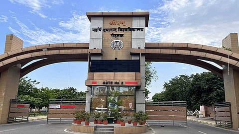  महर्षि दयानंद विश्वविद्यालय (एमडीयू) में महिला सफाईकर्मियों के साथ हुई कथित बदसलूकी ने पूरे कैंपस को हिलाकर रख दिया है। 