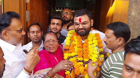 दलित समाज से आने वाले यश ने अपने निकटतम प्रतिद्वंद्वी भोपाल के अभिषेक परमार को भारी मतों से हराया 