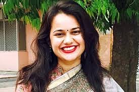 बहुजन विचारकों का मानना है कि डाबी सबसे ज्यादा निशाने पर रहती है। इसका पहला कारण उनका अनुसूचित जाति से होकर UPSC टॉपर होना है।दूसरा उनके नाम कई उपलब्धियां है।