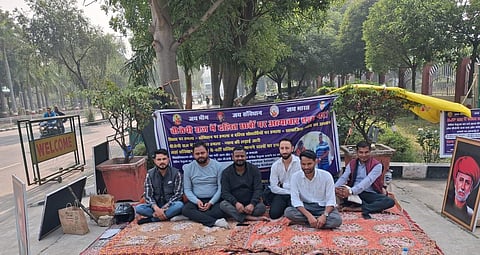 बसंत कन्नौजिया के समर्थन में विवि परिसर में सोमवार को धरने पर बैठे छात्र 