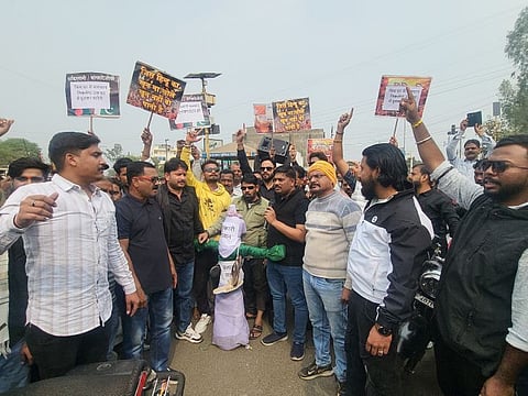 घटना के बाद सड़कों पर उतरे लोग