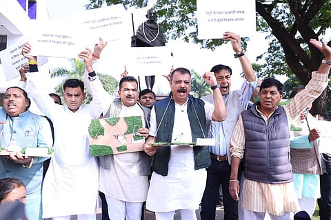 विधानसभा परिसर में कांग्रेस विधायकों का जोरदार प्रदर्शन