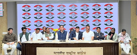 कांग्रेस का आरोप- 'आदिवासियों के जंगल अडाणी के नाम, संविधान हाशिये पर' 
