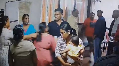  गर्भवती शैमोल ने पुलिस को पति की पिटाई करते देखकर हस्तक्षेप किया तो  इंस्पेक्टर प्रताप चंद्रा ने उन्हें सीने पर धक्का दिया और जोरदार थप्पड़ जड़ दिया। 