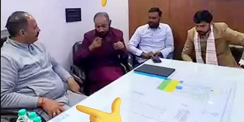 बेंगलुरु फेक लोकेशन बताते हुए आपत्तिजनक वीडियो बनाने वाला बांग्लादेशी सुन्न्युर रहमान (बाए से दूसरा) के गाजियाबाद में पिंकी चौधरी के घर में छिपे होने का दावा किया जा रहा है। 