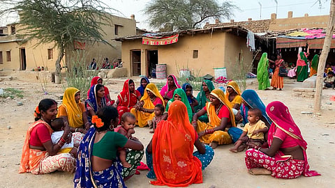 सुंधामाता पट्टी पंचायत की इस नई नियमावली के तहत 26 जनवरी से प्रभावी होने वाले बैन में महिलाओं को सार्वजनिक सभाओं, सामाजिक आयोजनों, शादियों या पड़ोसियों के घर जाते समय स्मार्टफोन ले जाना मना होगा।