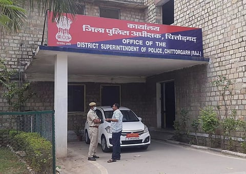 चित्तोड़गढ़ में पुलिस कर्मियों की हाजरी दर्ज करने की कोई व्यवस्था ही नही है, न तो बायोमेट्रिक व्यवस्था है और न ही कोई उपस्थिति रजिस्टर, जब चाहे जाओ जब चाहे मत जाओ, सैलेरी तो मिलती रहेगी।