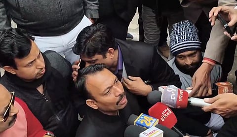  बरेली पूर्व सिटी मजिस्ट्रेट अलंकार अग्निहोत्री को  जिलाधिकारी अविनाश सिंह के कार्यालय के अंदर घुसने नहीं दिया गया तो उन्होंने गेट पर ही धरना शुरू कर दिया। 
