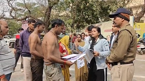 MP: अर्धनग्न प्रदर्शन पर भड़की तहसीलदार, कलेक्ट्रेट में परिवार से कहा- ‘नाटक मत करो, अभी पुलिस बुला लूंगी’ जानिए क्या है मामला? 
