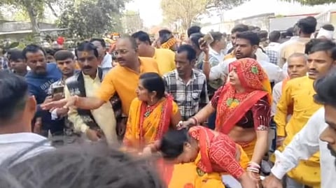 MP के डबरा नवग्रह मंदिर स्थापना समारोह में भगदड़: बुजुर्ग महिला की मौत, कलश यात्रा में अव्यवस्था से बढ़ी भीड़ 