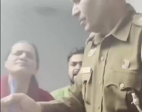  हर्ष सिंह और उनकी पत्नी रूबी जैन ने पीड़िताओं को नस्लीय और अपमानजनक टिप्पणियां कीं, साथ ही उत्तर-पूर्वी लोगों को निशाना बनाते हुए बातें कहीं। 