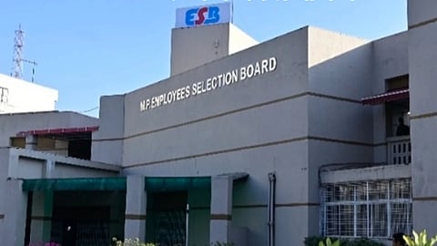 MP: आबकारी आरक्षक भर्ती परीक्षा में टॉपरों का भंडाफोड़, रतलाम के एक ही सेंटर से 12 संदिग्ध अभ्यर्थी, मामला दर्ज
