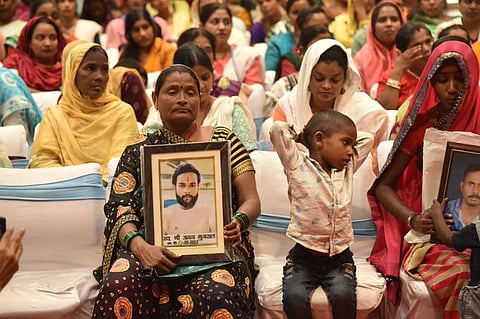 सीवर-सेप्टिक टैंकों में मौतों को लेकर दिल्ली में 2023 में आयोजित अभियान में शामिल हुए शोकग्रस्त परिजन 