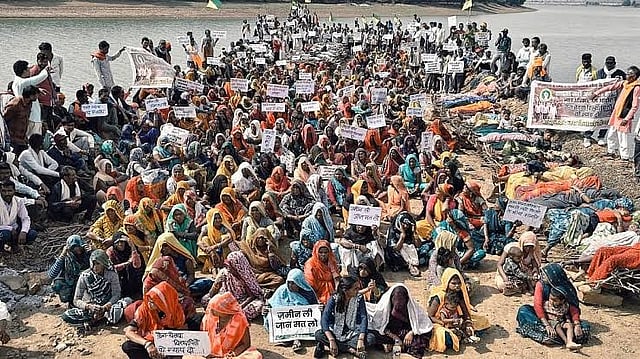 आंदोलन करते आदिवासी किसान एवं ग्रामीण