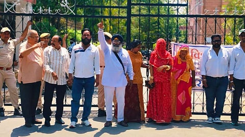सरदार प्रकाश सिंह 'विद्रोही' ने केंद्रीय रक्षा मंत्री को लिखे एक पत्र में आरोप लगाया है कि जोधपुर निगम के डीसी स्वरूप सिंह ने उन्हें जाति सूचक शब्दों से अपमानित किया और राजकार्य में बाधा डालने का झूठा मुकदमा फंसाने की धमकी दी। 