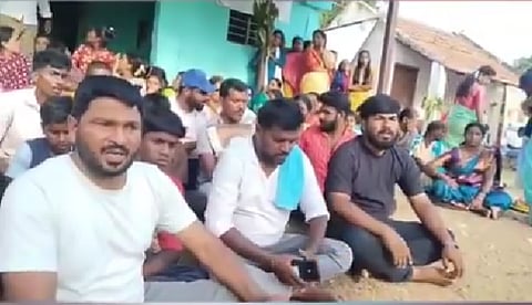 दलित समुदाय के लोगों ने गांव में विरोध प्रदर्शन किया और जिला प्रशासन से तुरंत कार्रवाई तथा मंदिर में समान अधिकार की मांग की।