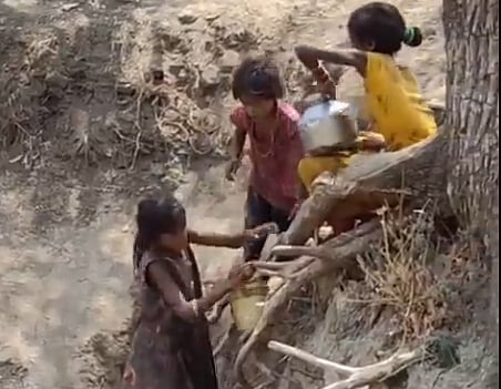 मध्यप्रदेश और गुजरात के कई इलाकों में आदिवासी महिलाएं और बच्चियां अपने घरों से 2-3 किलोमीटर दूर गहरे कुओं से जान जोखिम में डालकर पानी निकालने को मजबूर हैं।