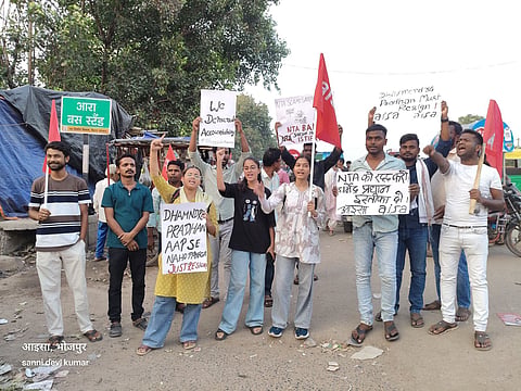 कल पटना में और रविवार को आरा में छात्र संगठनों के नेतृत्व में धरने-प्रदर्शन हुए, जिसमें AISA की सक्रिय भूमिका रही। 